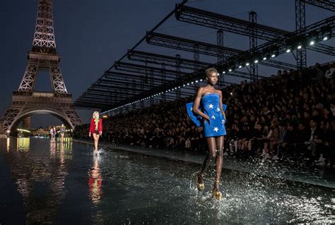 défilé yves saint laurent tour eiffel|Les images du défilé Yves Saint Laurent au pied de la Tour Eiffel .